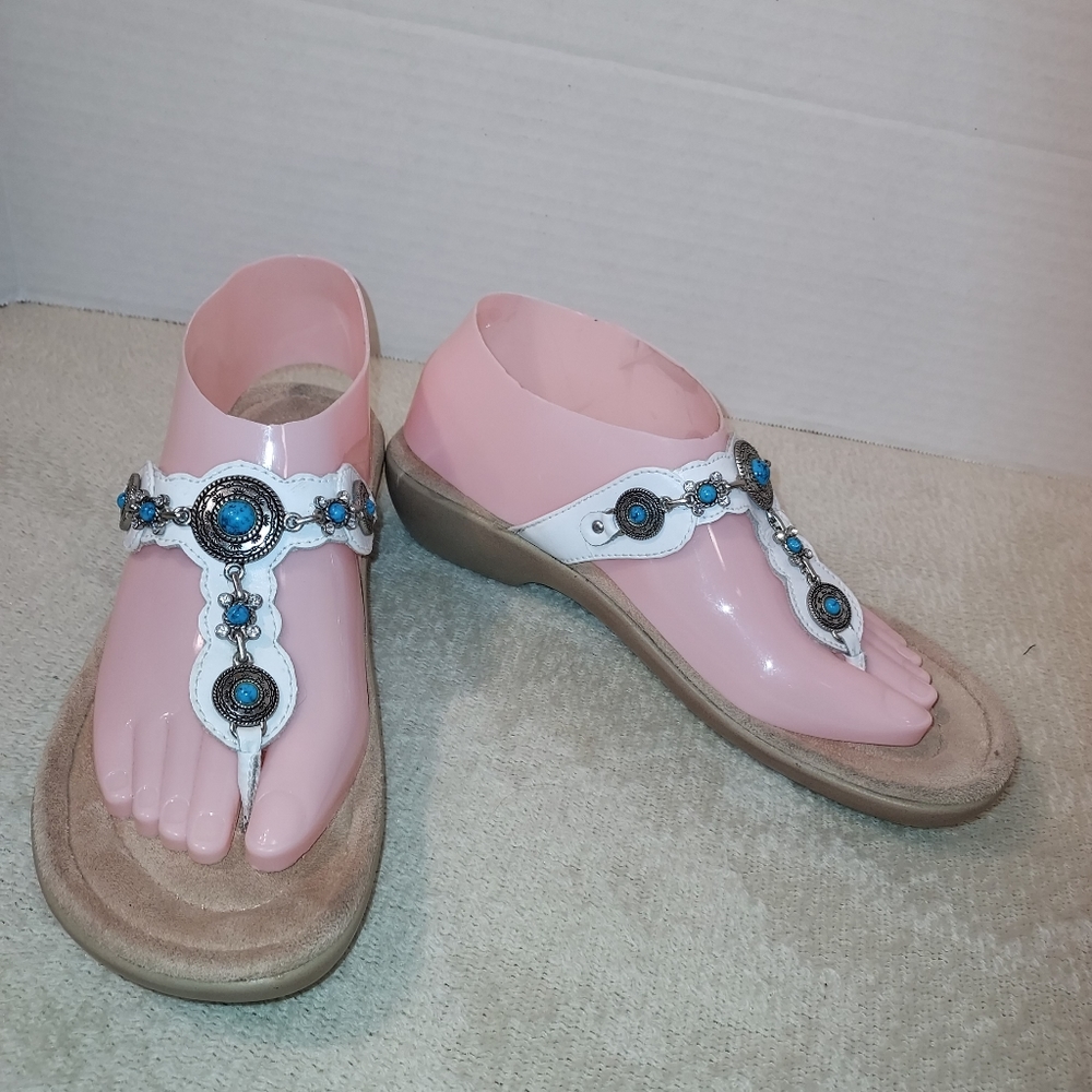 Minnetonka White leather with Turquoise Concho Southwestern Thong Sandal…